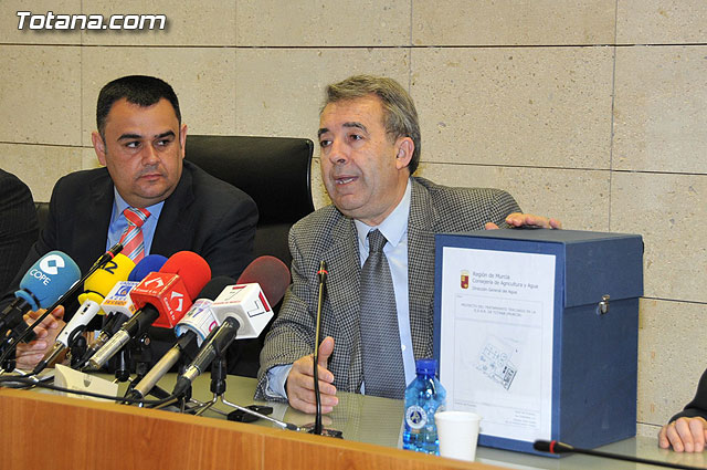 El consejero de Agricultura y el alcalde de Totana presentan el proyecto de instalacin del sistema de tratamiento terciario de la depuradora del municipio - 14