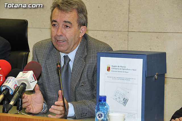 El consejero de Agricultura y el alcalde de Totana presentan el proyecto de instalacin del sistema de tratamiento terciario de la depuradora del municipio - 15