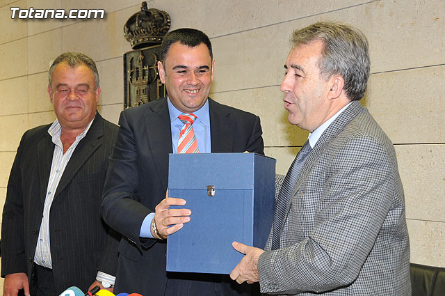 El consejero de Agricultura y el alcalde de Totana presentan el proyecto de instalacin del sistema de tratamiento terciario de la depuradora del municipio - 17