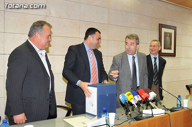 El consejero de Agricultura y el alcalde de Totana presentan el proyecto de instalacin del sistema de tratamiento terciario de la depuradora del municipio - 18