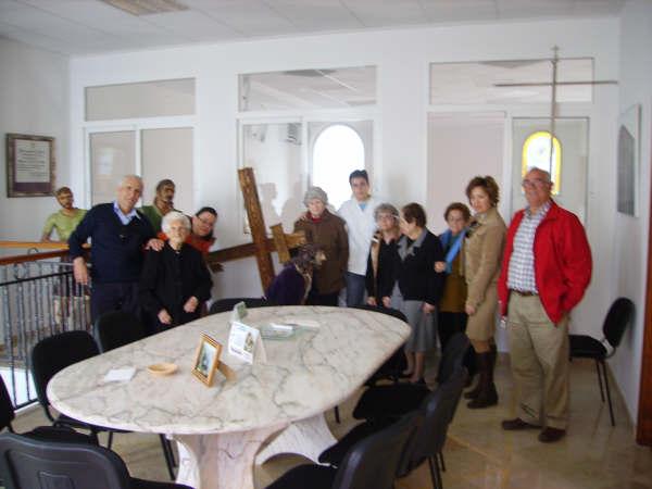 Los usuarios y profesionales del SED visitan la Cofradía del Santísimo Cristo de la Caída y elevación de la Cruz, Foto 1
