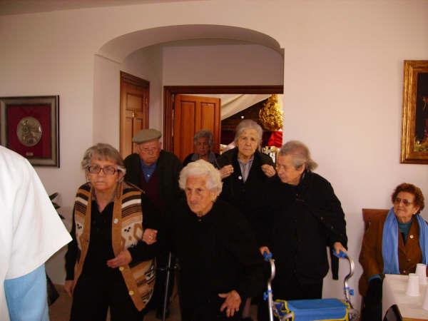 Los usuarios y profesionales del SED visitan la Cofradía del Santísimo Cristo de la Caída y elevación de la Cruz, Foto 2