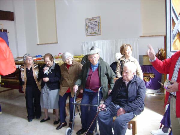 Los usuarios y profesionales del SED visitan la Cofradía del Santísimo Cristo de la Caída y elevación de la Cruz, Foto 3