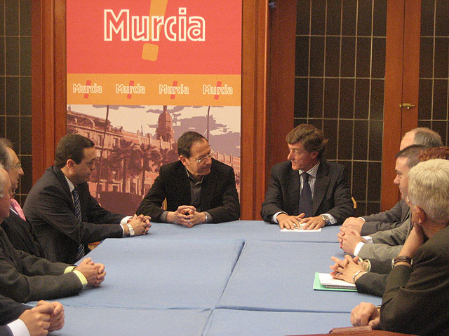 El Alcalde ofrece el “apoyo y estímulo” del Ayuntamiento hacia la empresa familiar - 1, Foto 1