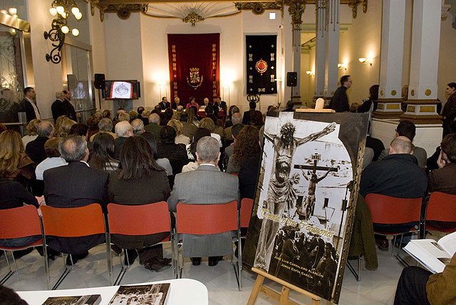 El Cristo del Socorro recoge su historia en el libro Treinta y Tres Corazones - 2, Foto 2