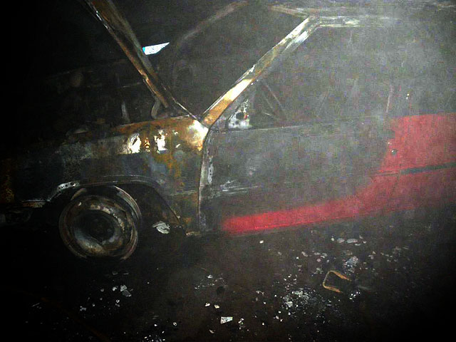 Arde un vehículo en un garaje cuando era arrancado por su propietario - 1, Foto 1