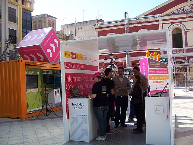 Casi 14.000 mil lorquinos disfrutaron de algunas de las ventajas y usos de las TIC - 1, Foto 1