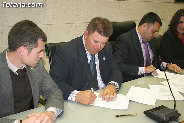 El Ayuntamiento y el Ilustre Cabildo Superior de Procesiones firman el convenio de colaboracin - 3