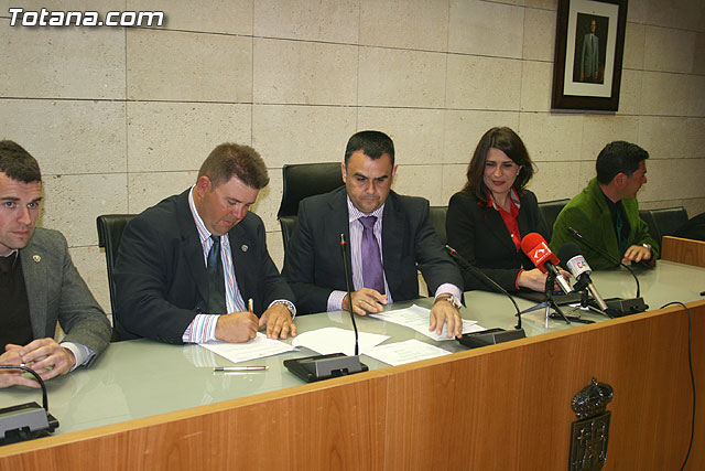 El Ayuntamiento y el Ilustre Cabildo Superior de Procesiones firman el convenio de colaboracin - 5