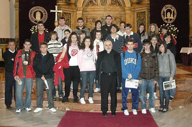 Un grupo de alumnos del Centro de Enseñanza Secundaria Secundaria Santa María de la Paz (Jesuitinas), de Murcia visita la UCAM - 1, Foto 1