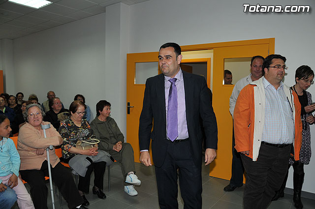 El alcalde y el concejal de Bienestar Social entregan los 75 carnés a los socios del Centro de Personas Mayores de “El Paretón-Cantareros”, Foto 1