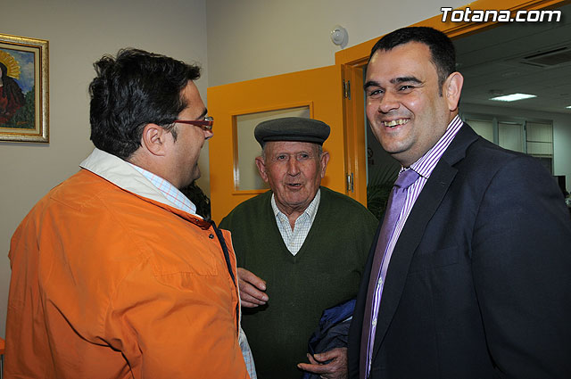 El alcalde y el concejal de Bienestar Social entregan los 75 carns a los socios del Centro de Personas Mayores de “El Paretn-Cantareros” - 4