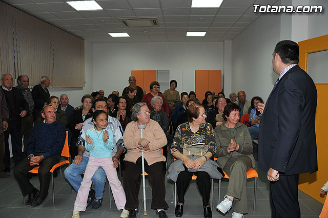 El alcalde y el concejal de Bienestar Social entregan los 75 carns a los socios del Centro de Personas Mayores de “El Paretn-Cantareros” - 6