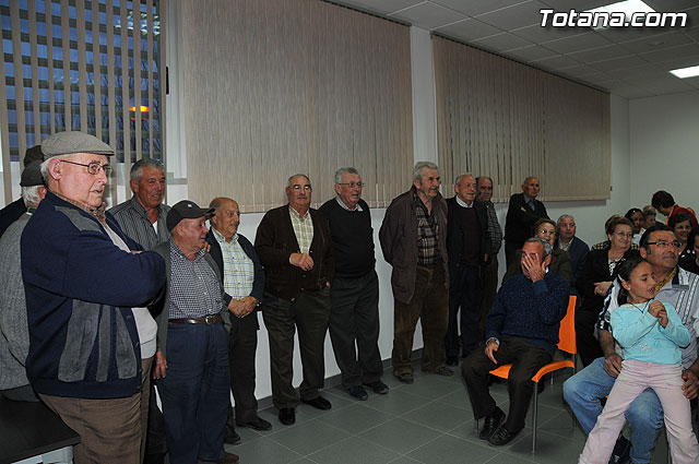 El alcalde y el concejal de Bienestar Social entregan los 75 carns a los socios del Centro de Personas Mayores de “El Paretn-Cantareros” - 7