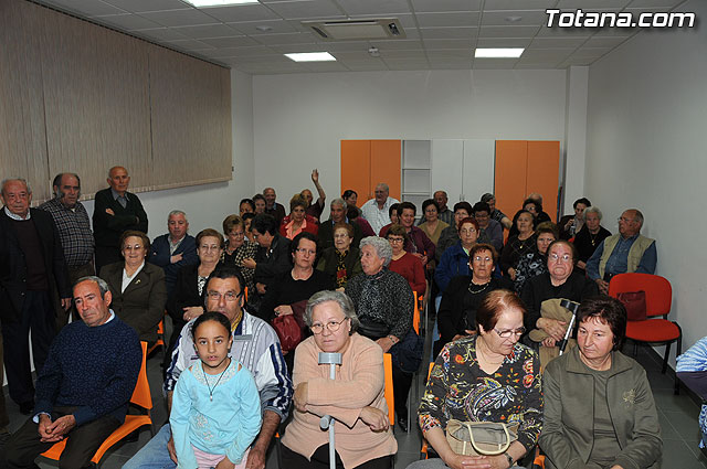 El alcalde y el concejal de Bienestar Social entregan los 75 carns a los socios del Centro de Personas Mayores de “El Paretn-Cantareros” - 8