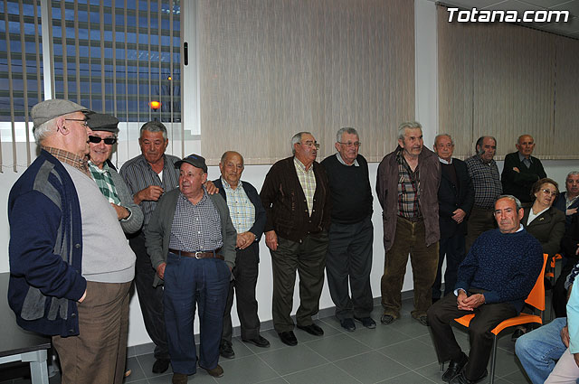 El alcalde y el concejal de Bienestar Social entregan los 75 carns a los socios del Centro de Personas Mayores de “El Paretn-Cantareros” - 9