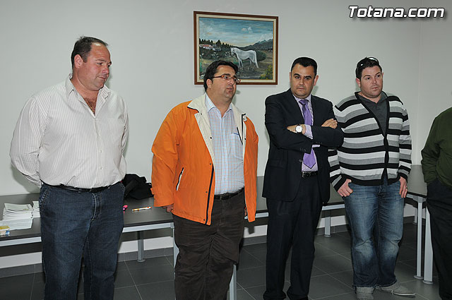 El alcalde y el concejal de Bienestar Social entregan los 75 carns a los socios del Centro de Personas Mayores de “El Paretn-Cantareros” - 10