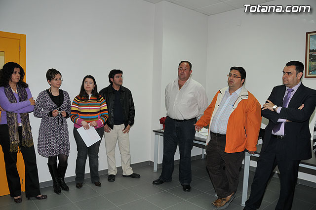 El alcalde y el concejal de Bienestar Social entregan los 75 carns a los socios del Centro de Personas Mayores de “El Paretn-Cantareros” - 12