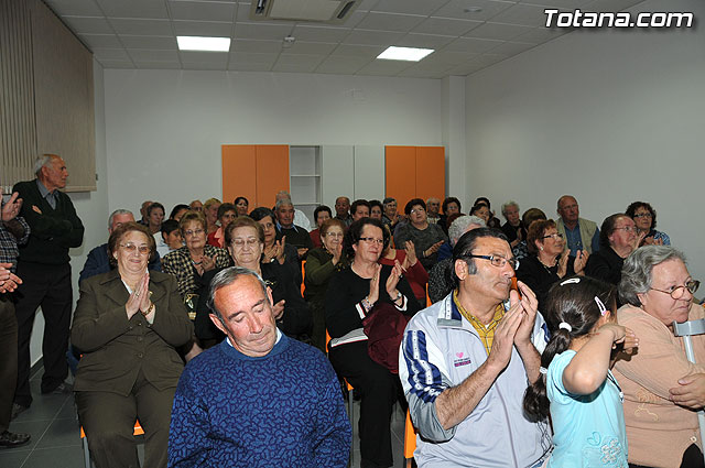 El alcalde y el concejal de Bienestar Social entregan los 75 carns a los socios del Centro de Personas Mayores de “El Paretn-Cantareros” - 14
