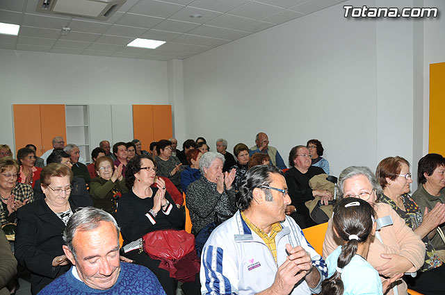 El alcalde y el concejal de Bienestar Social entregan los 75 carns a los socios del Centro de Personas Mayores de “El Paretn-Cantareros” - 17