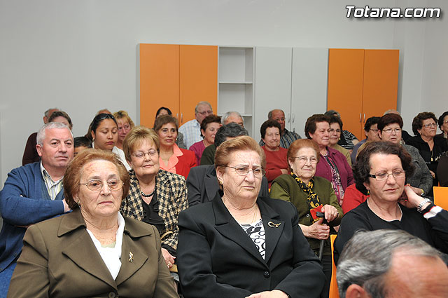 El alcalde y el concejal de Bienestar Social entregan los 75 carns a los socios del Centro de Personas Mayores de “El Paretn-Cantareros” - 18