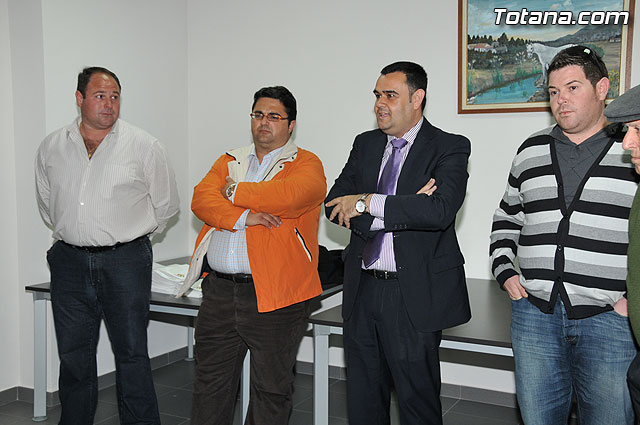 El alcalde y el concejal de Bienestar Social entregan los 75 carns a los socios del Centro de Personas Mayores de “El Paretn-Cantareros” - 19