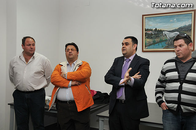 El alcalde y el concejal de Bienestar Social entregan los 75 carns a los socios del Centro de Personas Mayores de “El Paretn-Cantareros” - 20