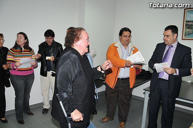 El alcalde y el concejal de Bienestar Social entregan los 75 carns a los socios del Centro de Personas Mayores de “El Paretn-Cantareros” - 22