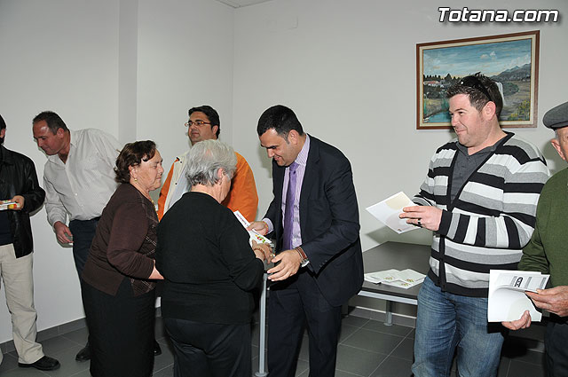 El alcalde y el concejal de Bienestar Social entregan los 75 carns a los socios del Centro de Personas Mayores de “El Paretn-Cantareros” - 29