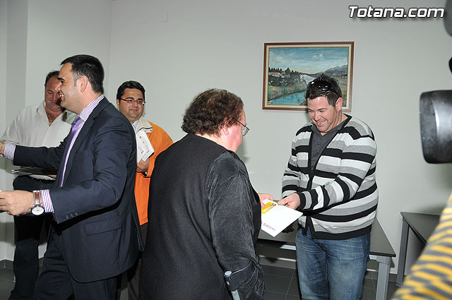 El alcalde y el concejal de Bienestar Social entregan los 75 carns a los socios del Centro de Personas Mayores de “El Paretn-Cantareros” - 23