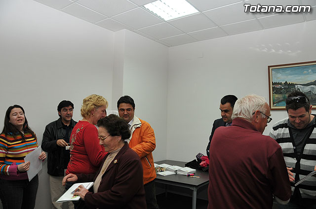 El alcalde y el concejal de Bienestar Social entregan los 75 carns a los socios del Centro de Personas Mayores de “El Paretn-Cantareros” - 25