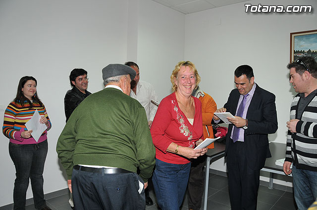 El alcalde y el concejal de Bienestar Social entregan los 75 carns a los socios del Centro de Personas Mayores de “El Paretn-Cantareros” - 26