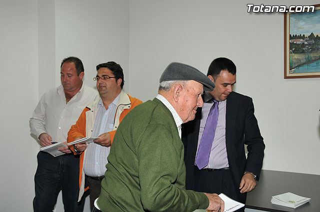 El alcalde y el concejal de Bienestar Social entregan los 75 carns a los socios del Centro de Personas Mayores de “El Paretn-Cantareros” - 27