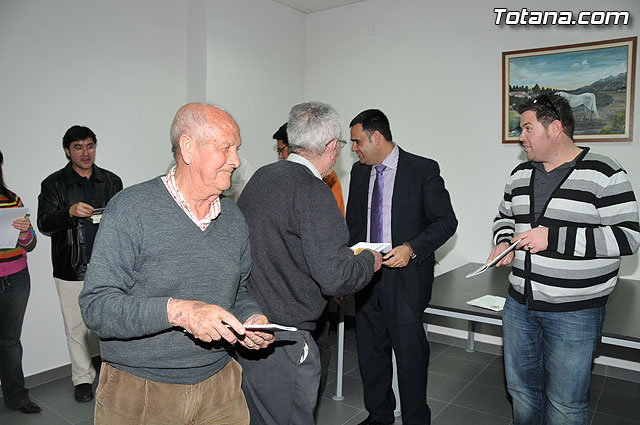 El alcalde y el concejal de Bienestar Social entregan los 75 carns a los socios del Centro de Personas Mayores de “El Paretn-Cantareros” - 28