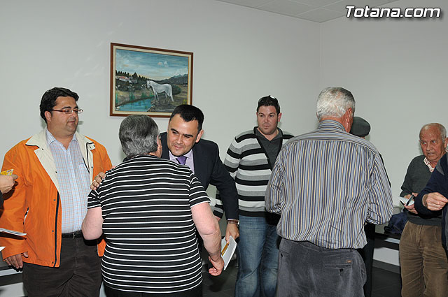 El alcalde y el concejal de Bienestar Social entregan los 75 carns a los socios del Centro de Personas Mayores de “El Paretn-Cantareros” - 30