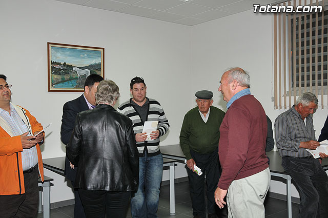 El alcalde y el concejal de Bienestar Social entregan los 75 carns a los socios del Centro de Personas Mayores de “El Paretn-Cantareros” - 31