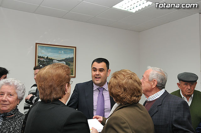 El alcalde y el concejal de Bienestar Social entregan los 75 carns a los socios del Centro de Personas Mayores de “El Paretn-Cantareros” - 34