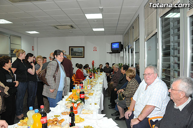 El alcalde y el concejal de Bienestar Social entregan los 75 carns a los socios del Centro de Personas Mayores de “El Paretn-Cantareros” - 36