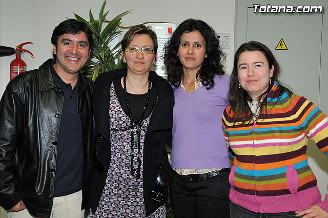 El alcalde y el concejal de Bienestar Social entregan los 75 carns a los socios del Centro de Personas Mayores de “El Paretn-Cantareros” - 37