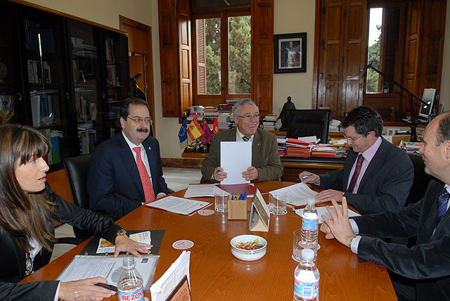 Francisco Jódar y Cobacho firman un convenio para impulsar la colaboración entre la UMU y el Consejo de Servicios Sociales para actividades socio-educativas - 1, Foto 1