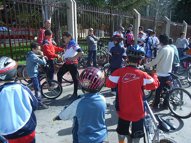 Cerca de 20 jovenes participan en la jornada de marzo de bicicletas de montaña, enmarcada en la Escuela Deportiva Municipal de Ciclismo, Foto 1