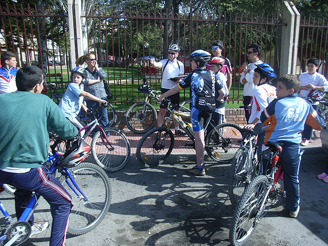 Cerca de 20 jovenes participan en la jornada de marzo de bicicletas de montaña, enmarcada en la Escuela Deportiva Municipal de Ciclismo, Foto 2