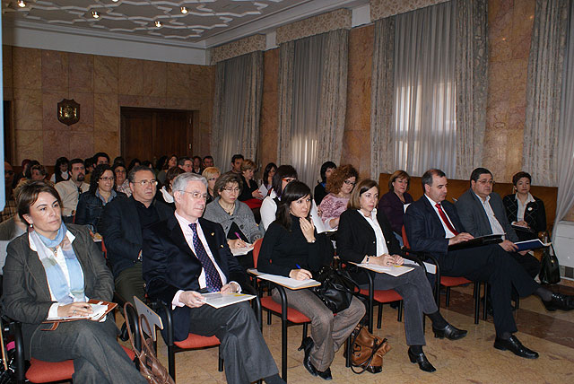 La Oficina de Extranjeros agiliza el envío de los informes de inserción social para el arraigo - 2, Foto 2