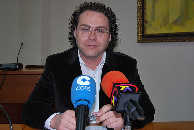 El Ayuntamiento de Alhama ya ha entregado ms de 100.000 euros en subvenciones para los alumnos de la localidad, Foto 1