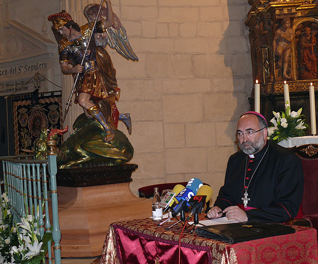El obispo de Jaca y Huesca pregonó la Semana Santa jumillana y afirmó que debe ser un punto de encuentro entre ‘La interior y la exterior’ - 1, Foto 1