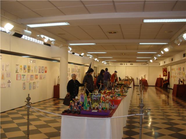 Los usuarios y profesionales del SEDA realizan una visita a la exposición “Así ven los niños la Semana Santa” - 1, Foto 1