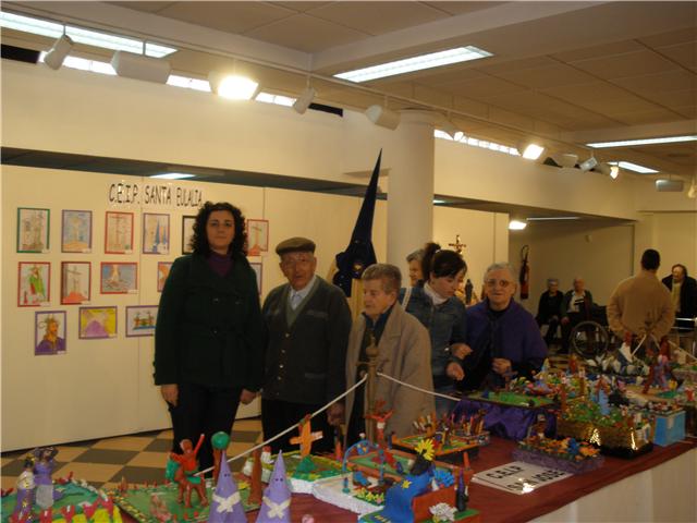Los usuarios y profesionales del SEDA realizan una visita a la exposición “Así ven los niños la Semana Santa” - 2, Foto 2