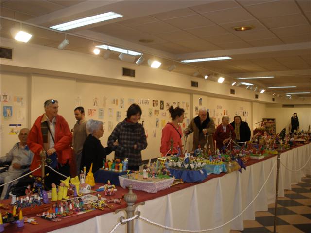 Los usuarios y profesionales del SEDA realizan una visita a la exposición “Así ven los niños la Semana Santa”, Foto 3