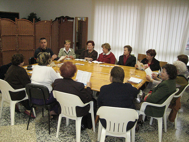 Proteccion Civil de Totana imparte una charla coloquio a las usuarias de la Asociacion de Amas de Casa de las Tres Avemarías - 2, Foto 2
