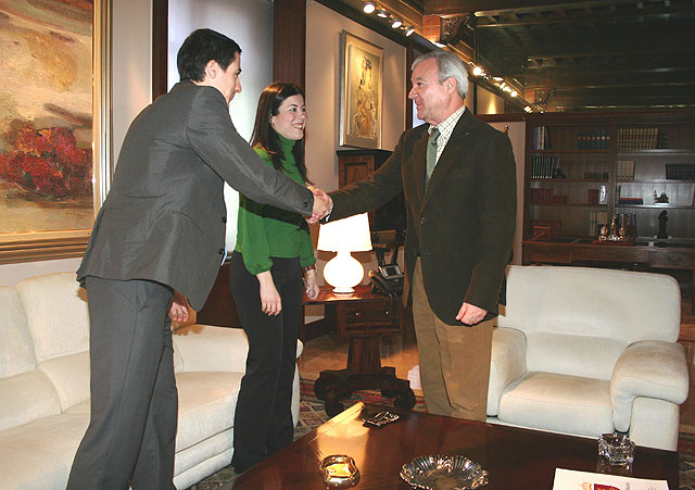 Valcárcel recibe a los dos murcianos integrantes del centenar de jóvenes ‘talentos europeos’ elegidos por el Comité de las Regiones de la UE - 1, Foto 1